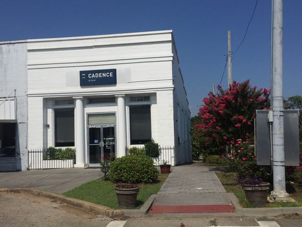 Cadence Bank Building: 293 Water Ave, Uniontown, AL 36786